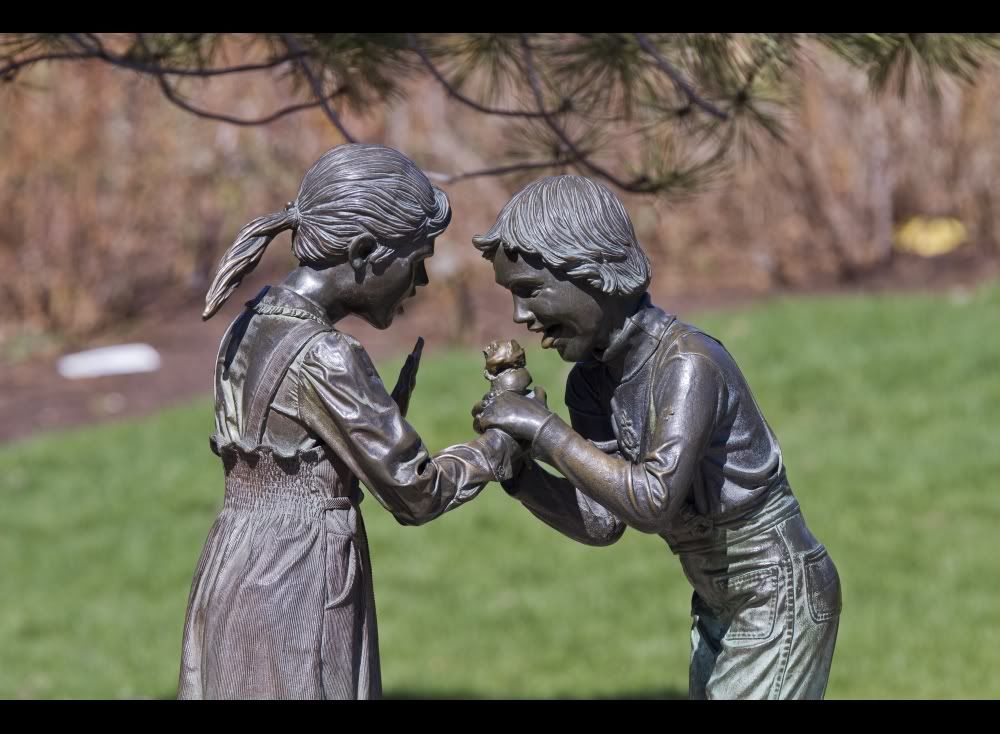 IMAGE: http://i223.photobucket.com/albums/dd108/ddl_cgy/Sigma%20120-300%20Zoo/KidsandIceCreamStatue.jpg