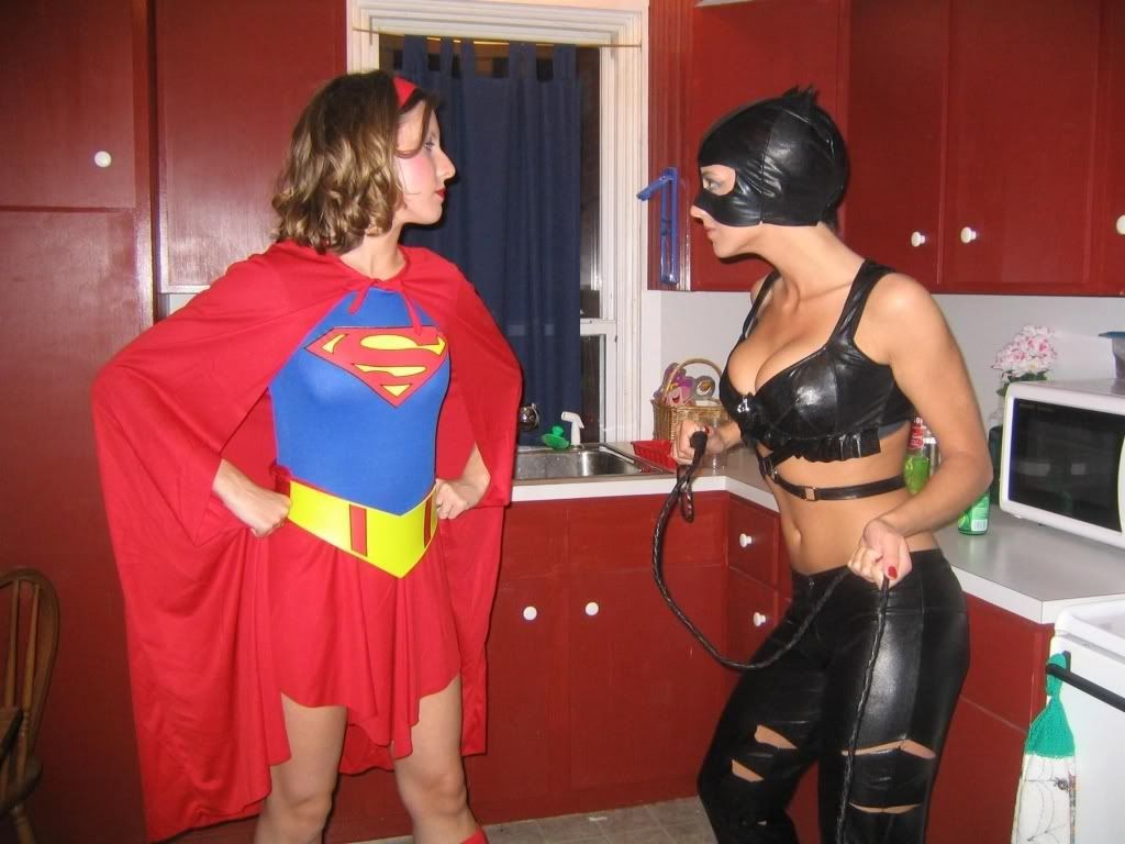 supergirl-vs-catwoman-cosplay-1.jpg