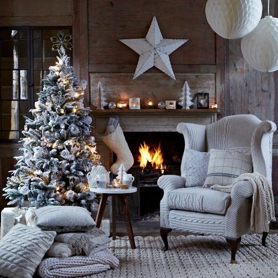Winter-White-Christmas-Living-Room-Country-Homes-and-Interiors-Housetohome_zps036aa108.jpg