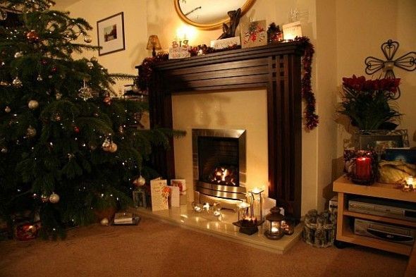 fireplace-christmas-tree-590x393_zpspgdpgdbo.jpg