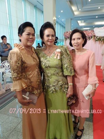 สาวชุดแดงไปงานแต่งงาน