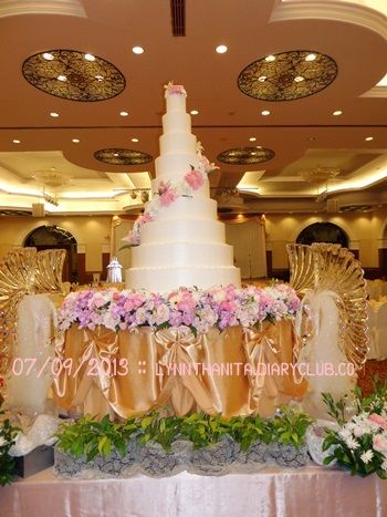 สาวชุดแดงไปงานแต่งงาน