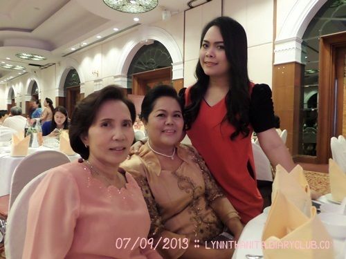 สาวชุดแดงไปงานแต่งงาน