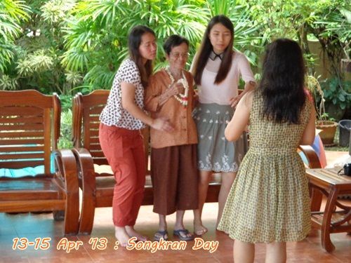 รดน้ำขอพรทั่นย่า สงกรานต์ 2556