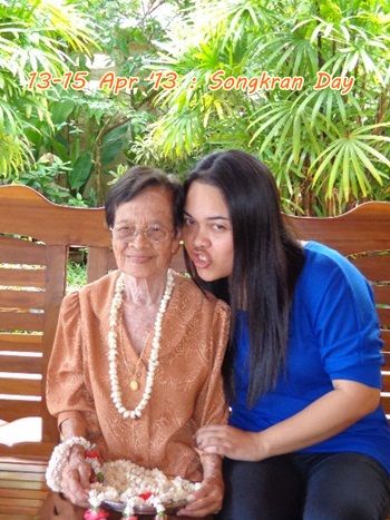 รดน้ำขอพรทั่นย่า สงกรานต์ 2556