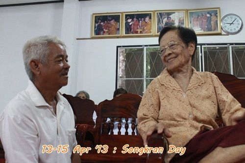 รดน้ำขอพรทั่นย่า สงกรานต์ 2556