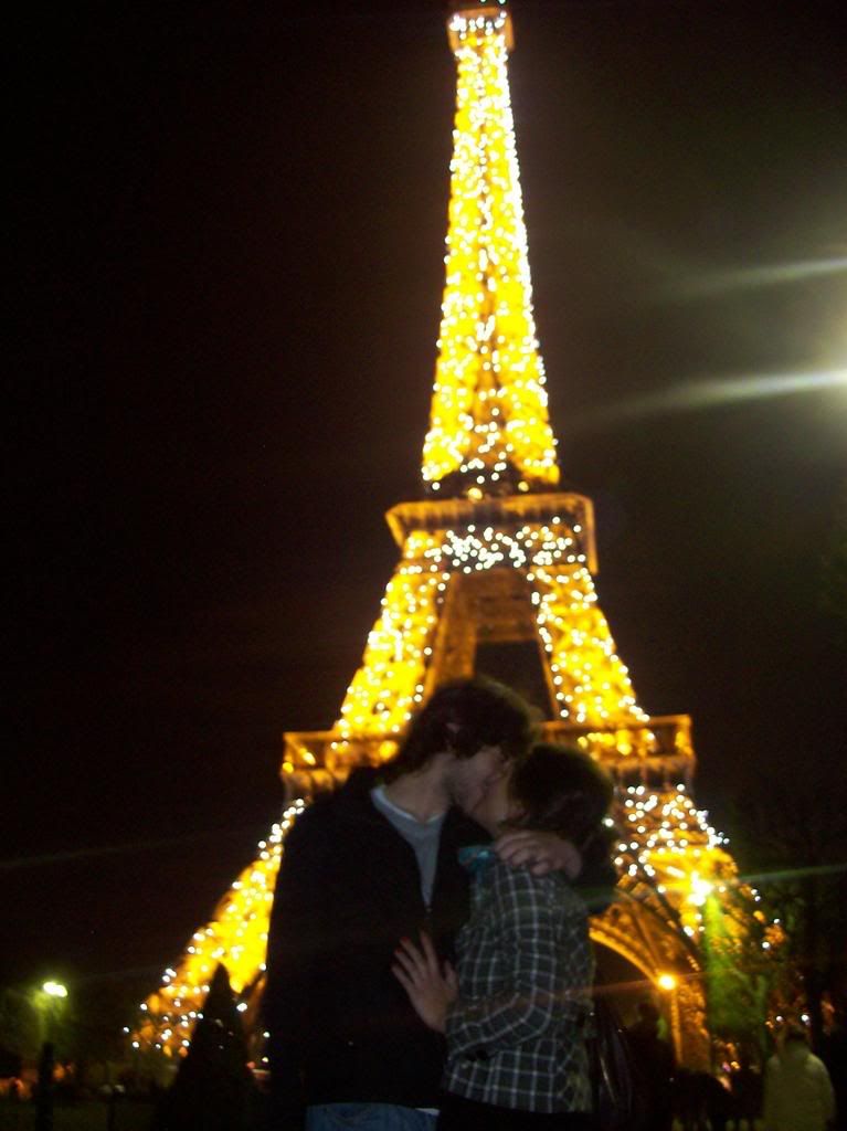 kissing eiffel tower